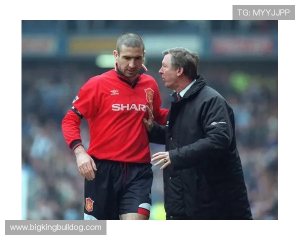 曼联官宣！复刻坎通纳经典战袍，新赛季第二客场球衣 8 月 12 日揭晓