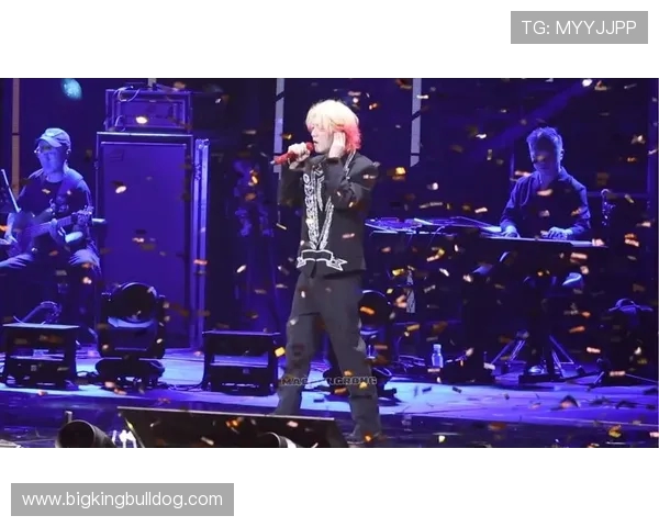 鹿晗 2025 巡演排练现解压新招：花式足球玩转舞台活力